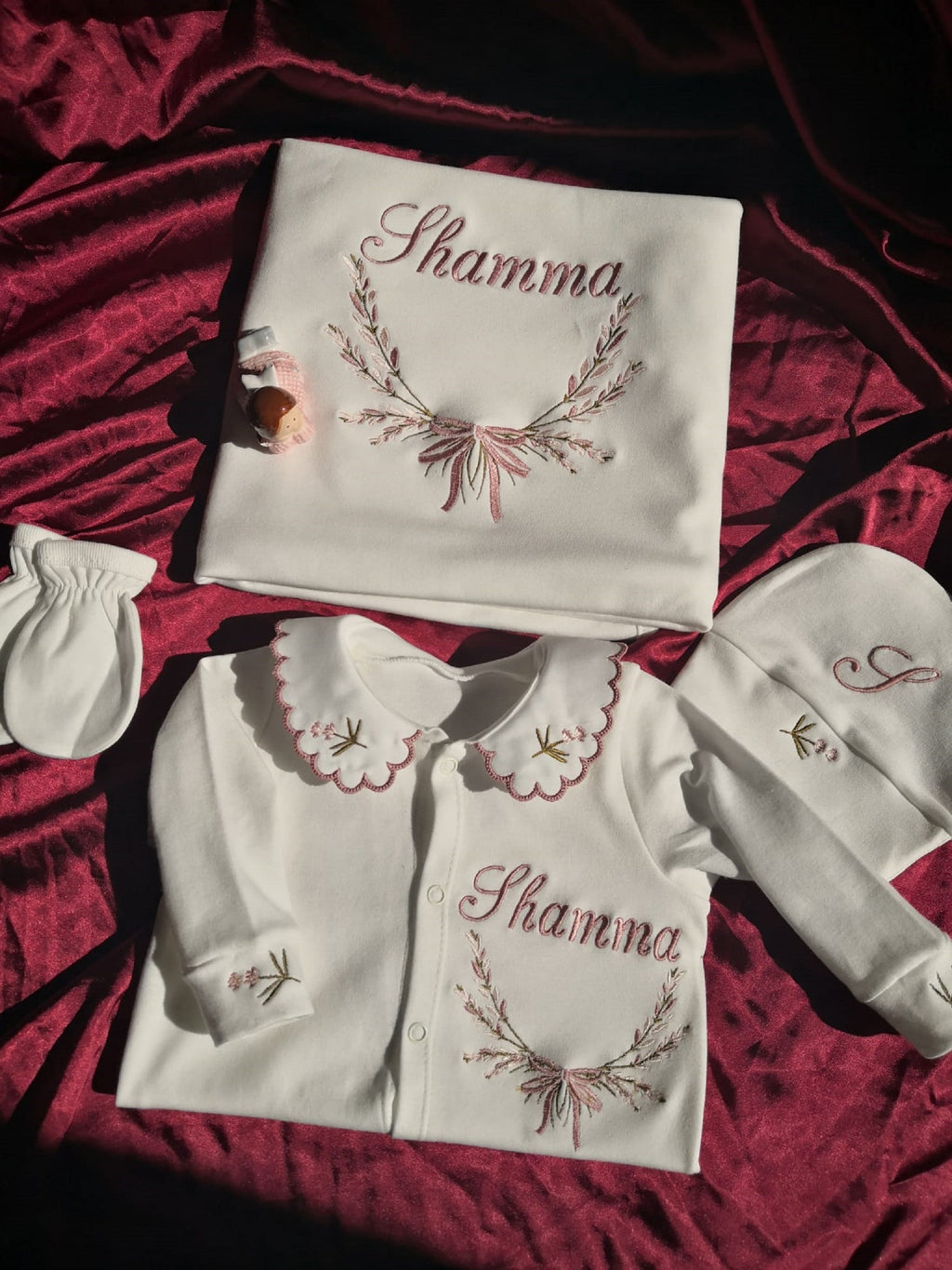 Zartlicht® Personalisierte Babyausstattung (4-teiliges Set) aus 100 % Bio-Baumwolle – Erstlingsset mit Strampler, Decke, Mütze & Fäustlingen mit Bestickung