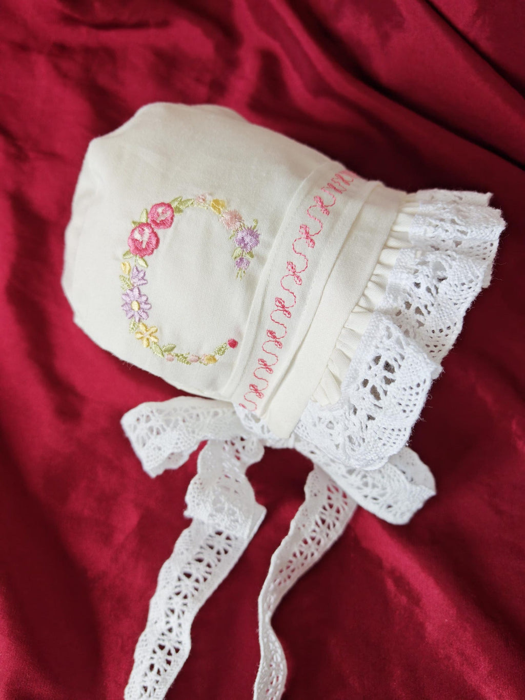 Zartlicht® Personalisierte Baby-Mütze im Vintage-Stil aus Baumwoll-Satin – Klassische Taufmütze & Erstlingshaube mit Klöppelseite