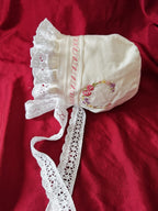 Zartlicht® Personalisierte Baby-Mütze im Vintage-Stil aus Baumwoll-Satin – Klassische Taufmütze & Erstlingshaube mit Klöppelseite