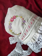 Zartlicht® Personalisierte Baby-Mütze im Vintage-Stil aus Baumwoll-Satin – Klassische Taufmütze & Erstlingshaube mit Klöppelseite