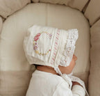 Zartlicht® Personalisierte Baby-Mütze im Vintage-Stil aus Baumwoll-Satin – Klassische Taufmütze & Erstlingshaube mit Klöppelseite