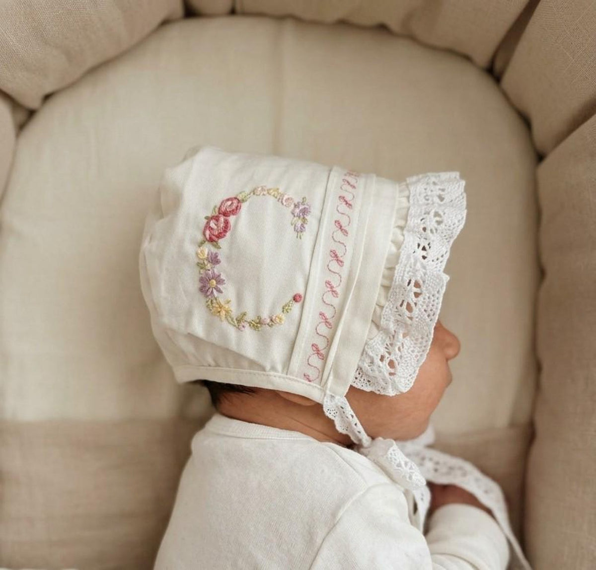 Zartlicht® Personalisierte Baby-Mütze im Vintage-Stil aus Baumwoll-Satin – Klassische Taufmütze & Erstlingshaube mit Klöppelseite