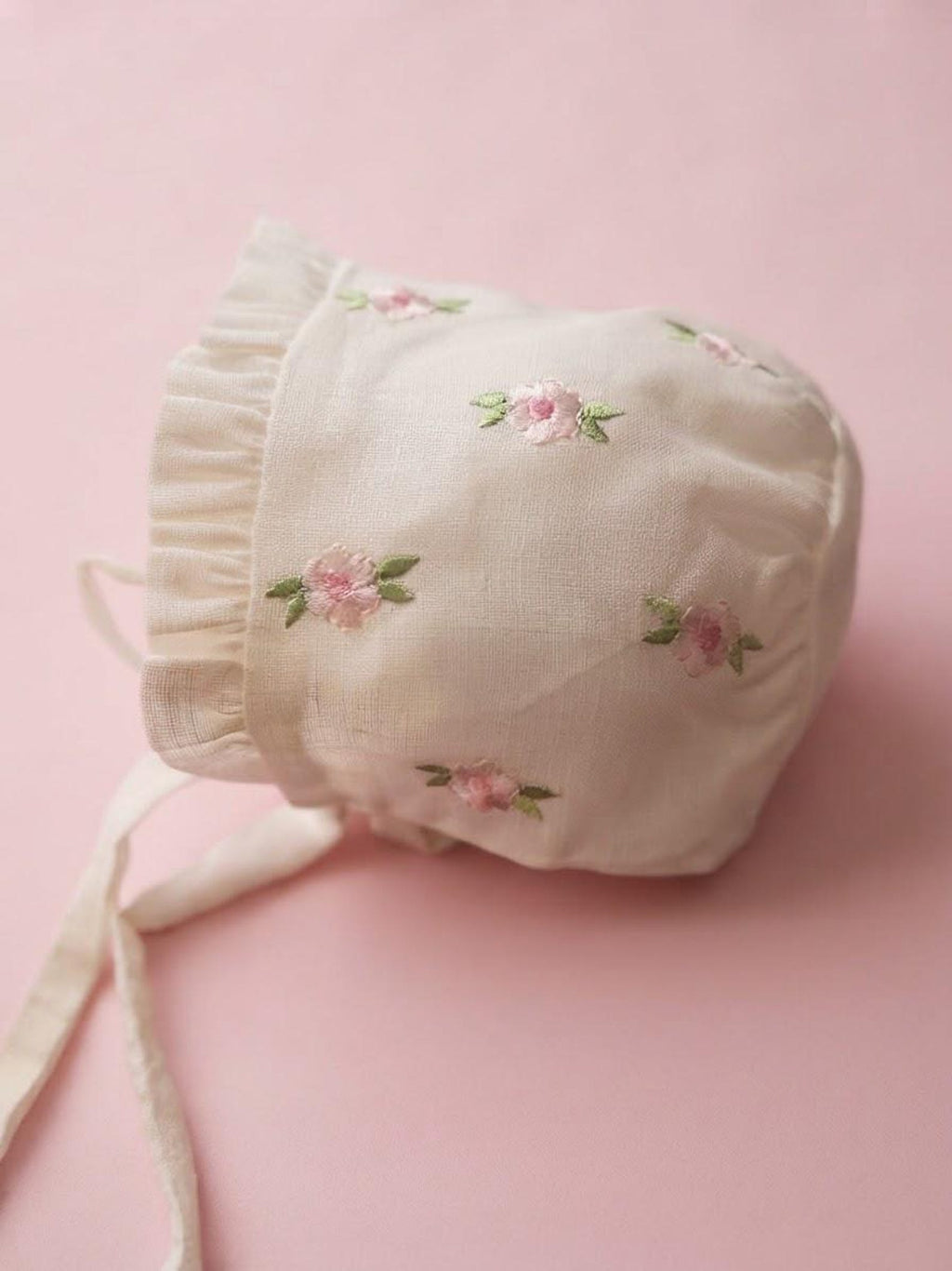 Zartlicht® Personalisierte Baby-Mütze im Vintage-Stil aus Baumwoll-Satin – Klassische Taufmütze & Erstlingshaube mit Klöppelspitze