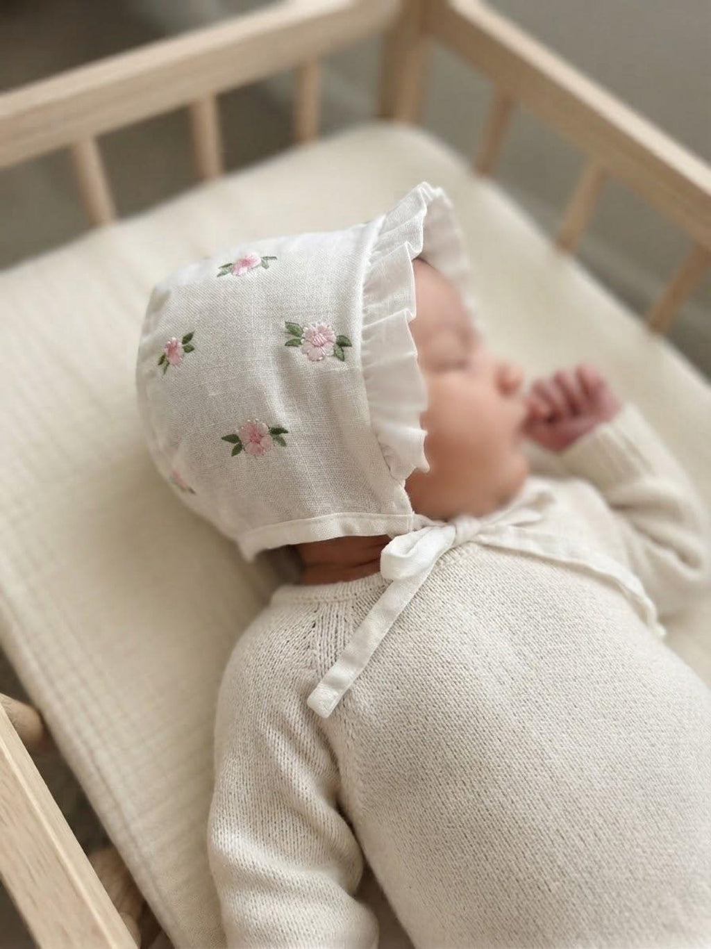 Zartlicht® Personalisierte Baby-Mütze im Vintage-Stil aus Baumwoll-Satin – Klassische Taufmütze & Erstlingshaube mit Klöppelspitze