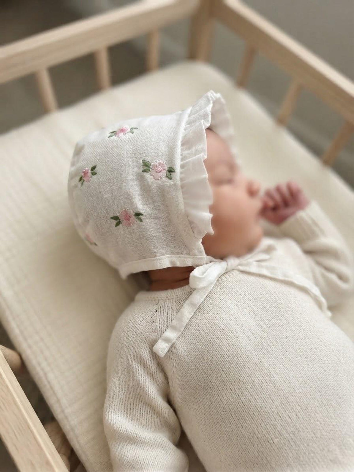 Zartlicht® Personalisierte Baby-Mütze im Vintage-Stil aus Baumwoll-Satin – Klassische Taufmütze & Erstlingshaube mit Klöppelspitze