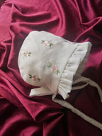 Zartlicht® Personalisierte Baby-Mütze im Vintage-Stil aus Baumwoll-Satin – Klassische Taufmütze & Erstlingshaube mit Klöppelspitze