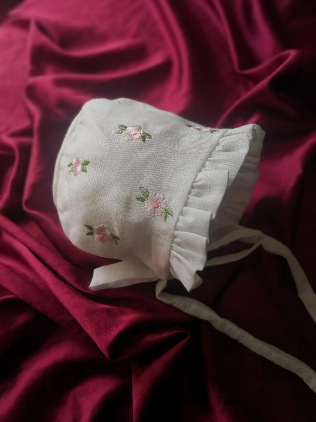 Zartlicht® Personalisierte Baby-Mütze im Vintage-Stil aus Baumwoll-Satin – Klassische Taufmütze & Erstlingshaube mit Klöppelspitze