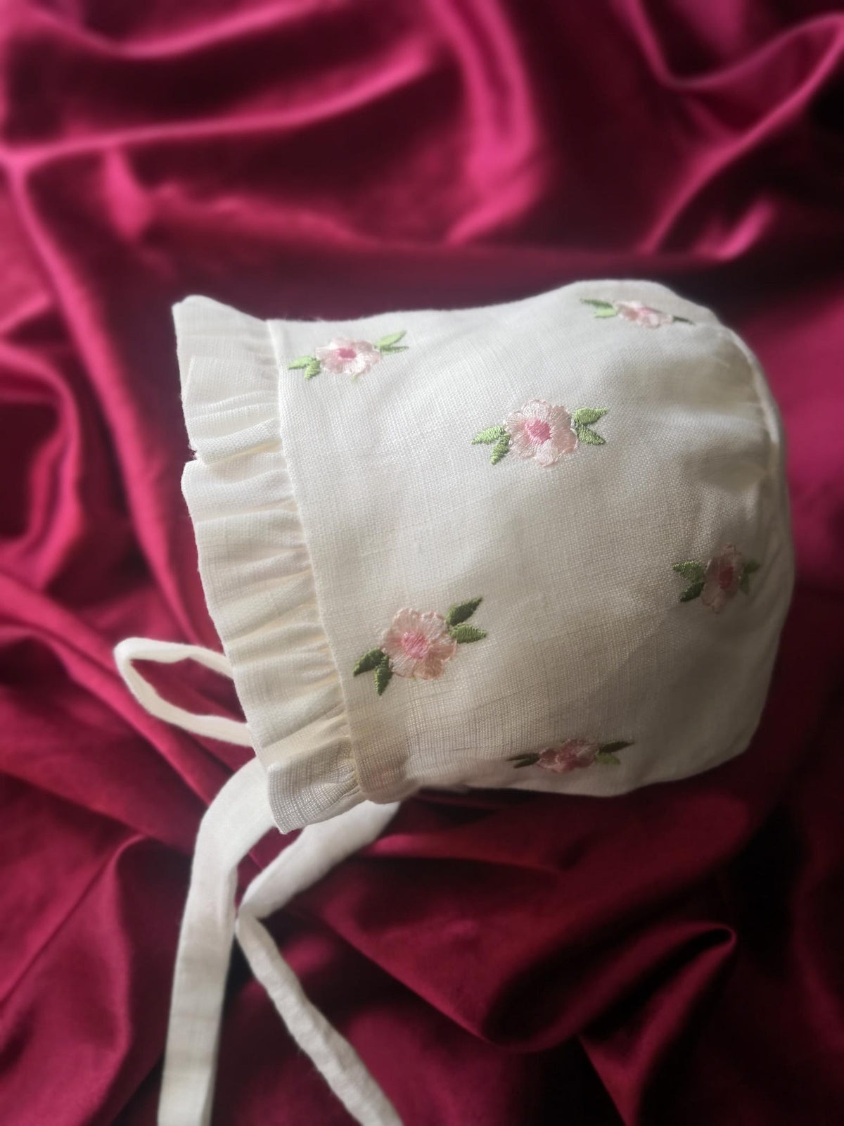 Zartlicht® Personalisierte Baby-Mütze im Vintage-Stil aus Baumwoll-Satin – Klassische Taufmütze & Erstlingshaube mit Klöppelspitze
