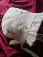 Zartlicht® Personalisierte Baby-Mütze im Vintage-Stil aus Baumwoll-Satin – Klassische Taufmütze & Erstlingshaube mit Klöppelspitze
