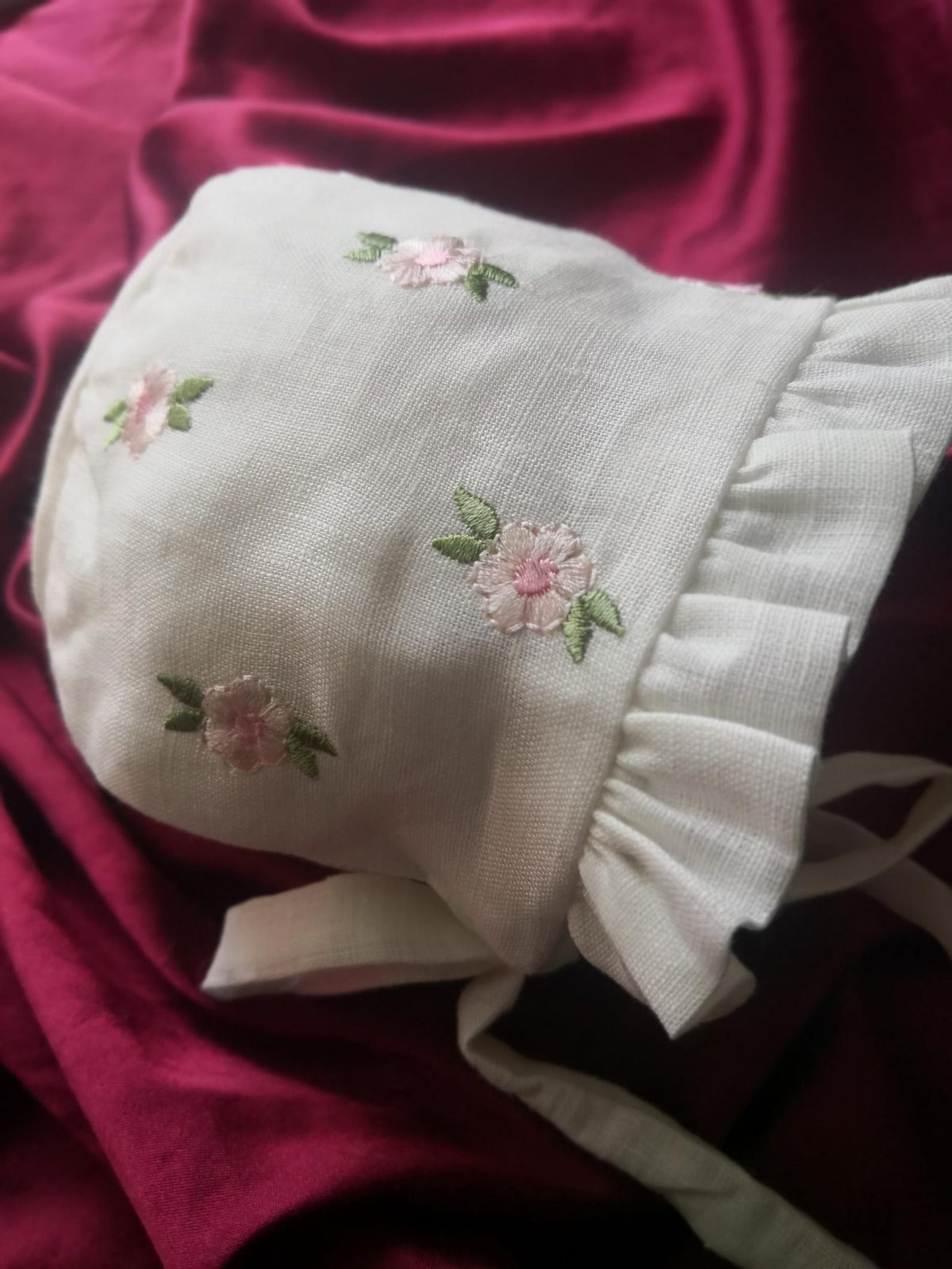 Zartlicht® Personalisierte Baby-Mütze im Vintage-Stil aus Baumwoll-Satin – Klassische Taufmütze & Erstlingshaube mit Klöppelspitze