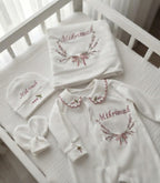 Zartlicht® Personalisierte Babyausstattung (4-teiliges Set) aus 100 % Bio-Baumwolle – Erstlingsset mit Strampler, Decke, Mütze & Fäustlingen mit Bestickung