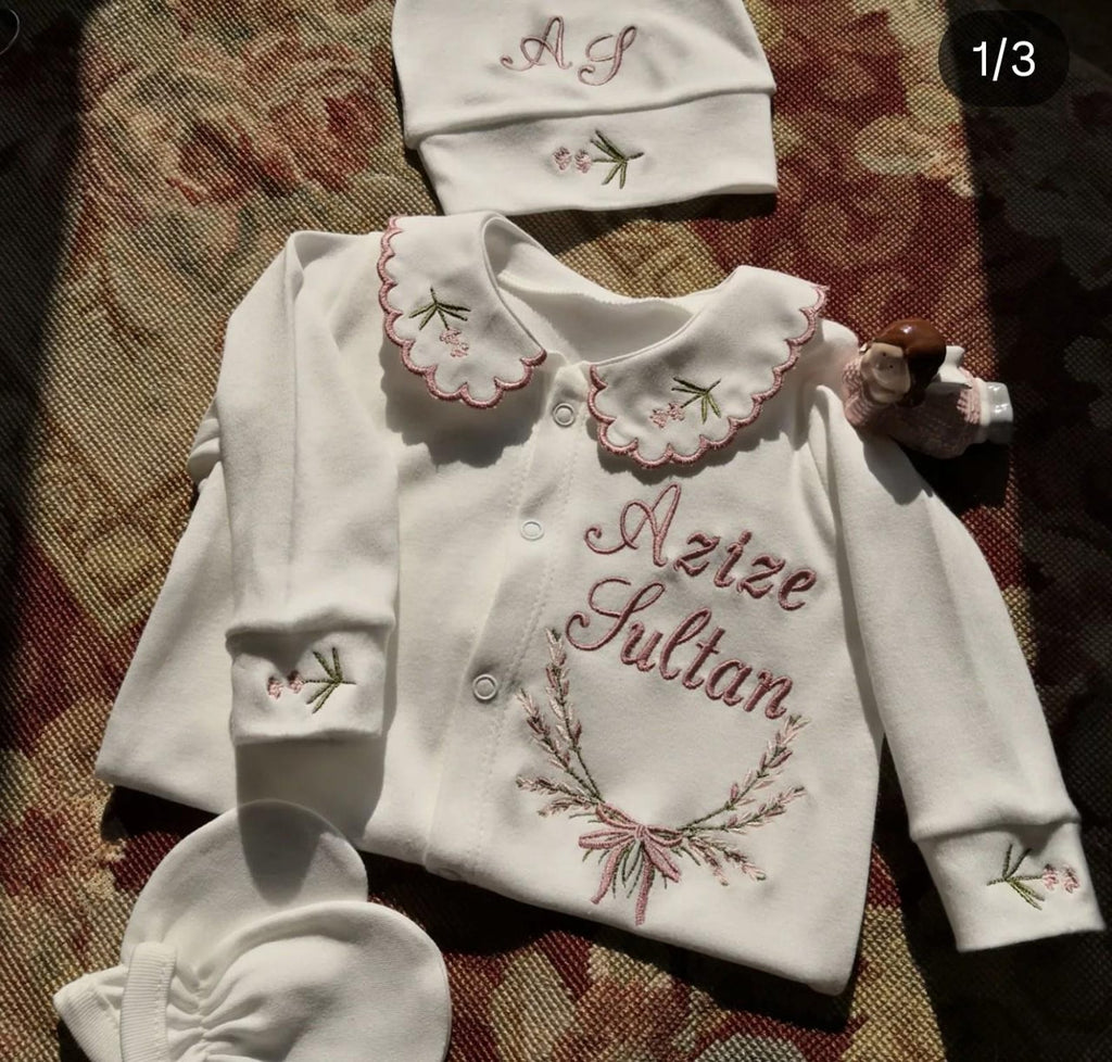 Zartlicht® Personalisierte Babyausstattung (4-teiliges Set) aus 100 % Bio-Baumwolle – Erstlingsset mit Strampler, Decke, Mütze & Fäustlingen mit Bestickung
