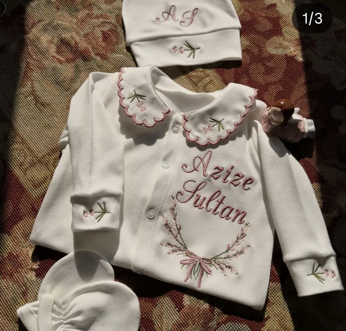 Zartlicht® Personalisierte Babyausstattung (4-teiliges Set) aus 100 % Bio-Baumwolle – Erstlingsset mit Strampler, Decke, Mütze & Fäustlingen mit Bestickung