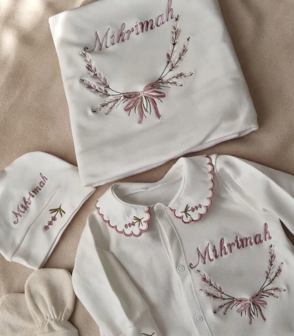 Zartlicht® Personalisierte Babyausstattung (4-teiliges Set) aus 100 % Bio-Baumwolle – Erstlingsset mit Strampler, Decke, Mütze & Fäustlingen mit Bestickung