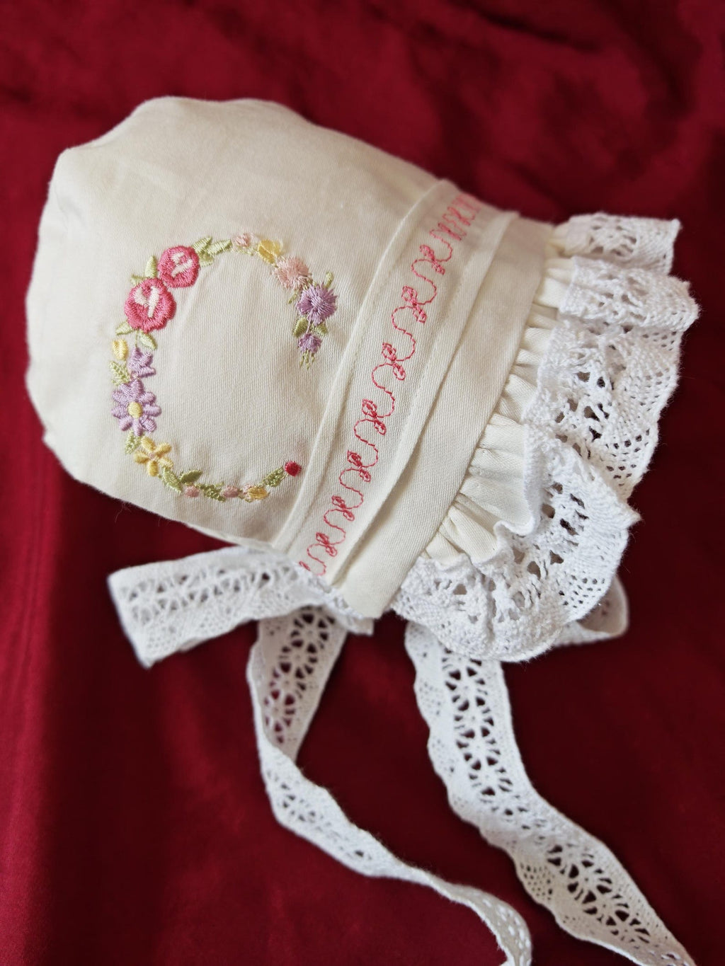 Zartlicht® Personalisierte Baby-Mütze im Vintage-Stil aus Baumwoll-Satin – Klassische Taufmütze & Erstlingshaube mit Klöppelseite