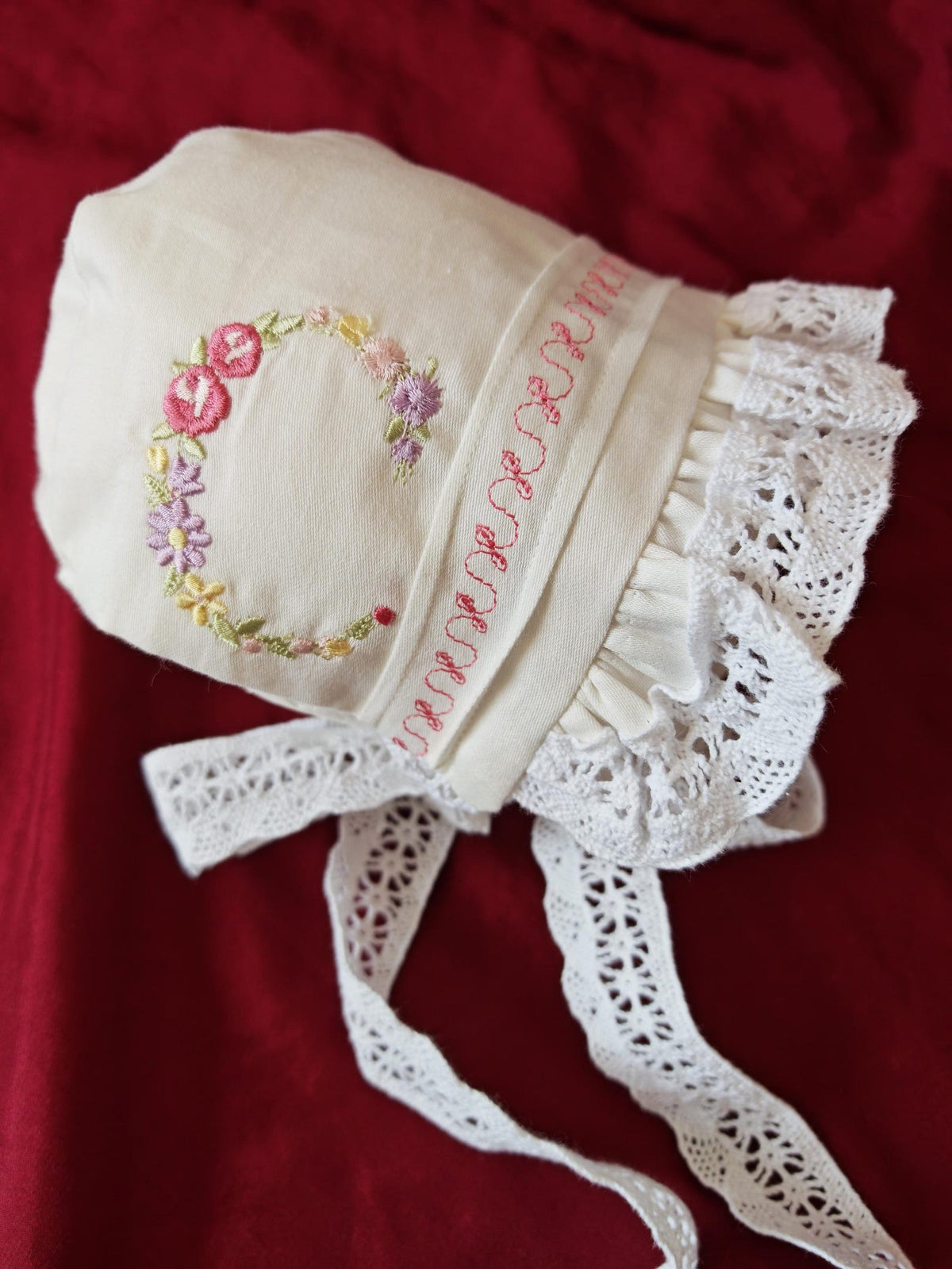 Zartlicht® Personalisierte Baby-Mütze im Vintage-Stil aus Baumwoll-Satin – Klassische Taufmütze & Erstlingshaube mit Klöppelseite