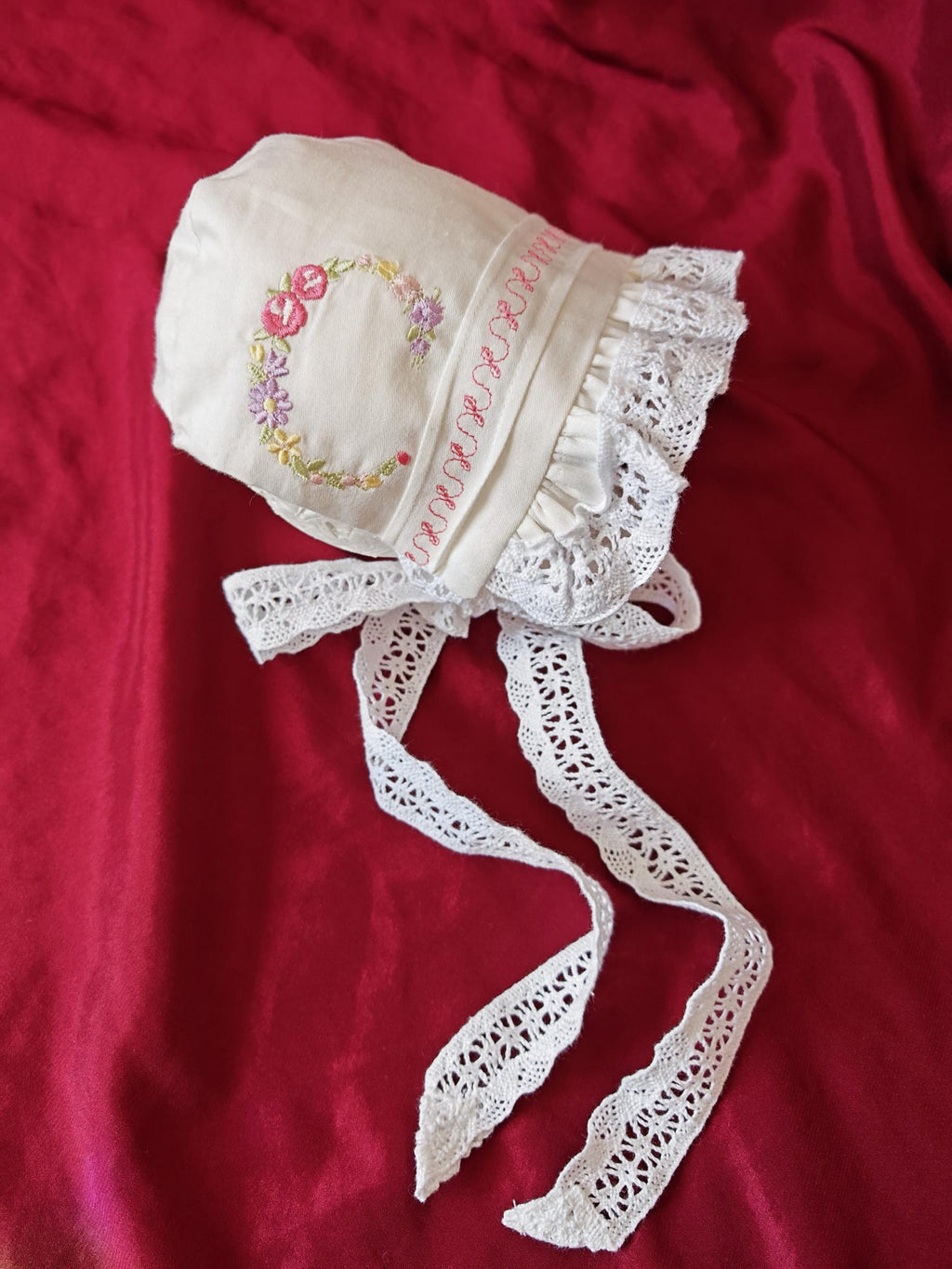 Zartlicht® Personalisierte Baby-Mütze im Vintage-Stil aus Baumwoll-Satin – Klassische Taufmütze & Erstlingshaube mit Klöppelseite