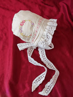 Zartlicht® Personalisierte Baby-Mütze im Vintage-Stil aus Baumwoll-Satin – Klassische Taufmütze & Erstlingshaube mit Klöppelseite