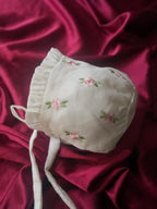 Zartlicht® Personalisierte Baby-Mütze im Vintage-Stil aus Baumwoll-Satin – Klassische Taufmütze & Erstlingshaube mit Klöppelspitze