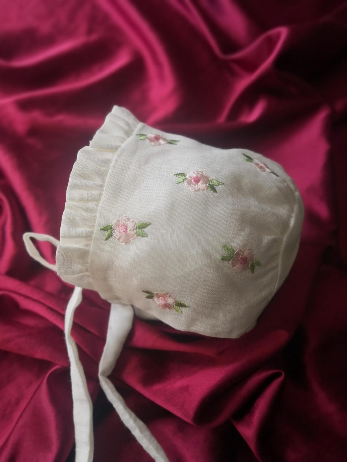 Zartlicht® Personalisierte Baby-Mütze im Vintage-Stil aus Baumwoll-Satin – Klassische Taufmütze & Erstlingshaube mit Klöppelspitze
