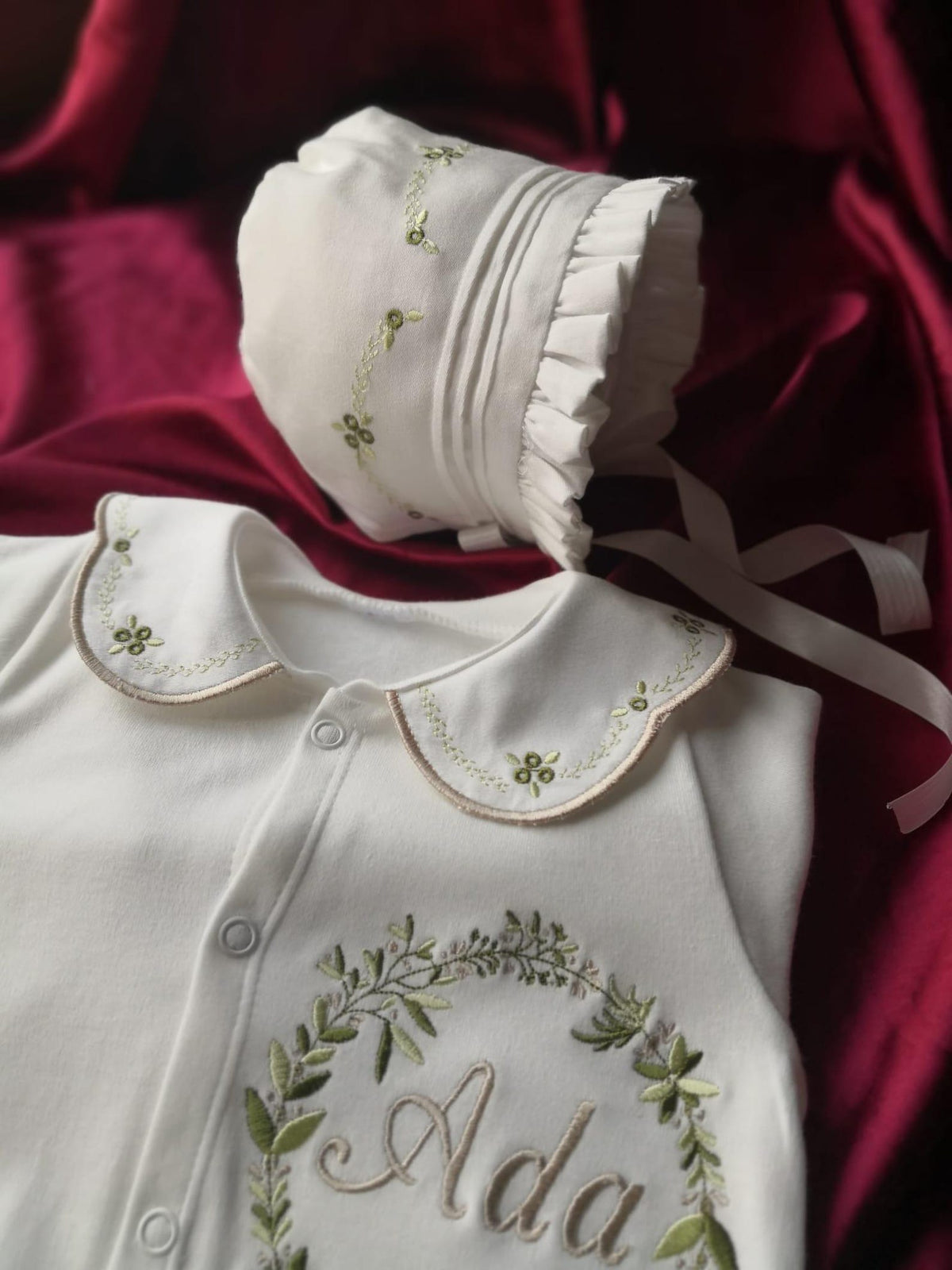Zartlicht® Personalisierte Baby-Mütze im Vintage-Stil aus Baumwoll-Satin – Klassische Taufmütze & Erstlingshaube mit Klöppelspitze
