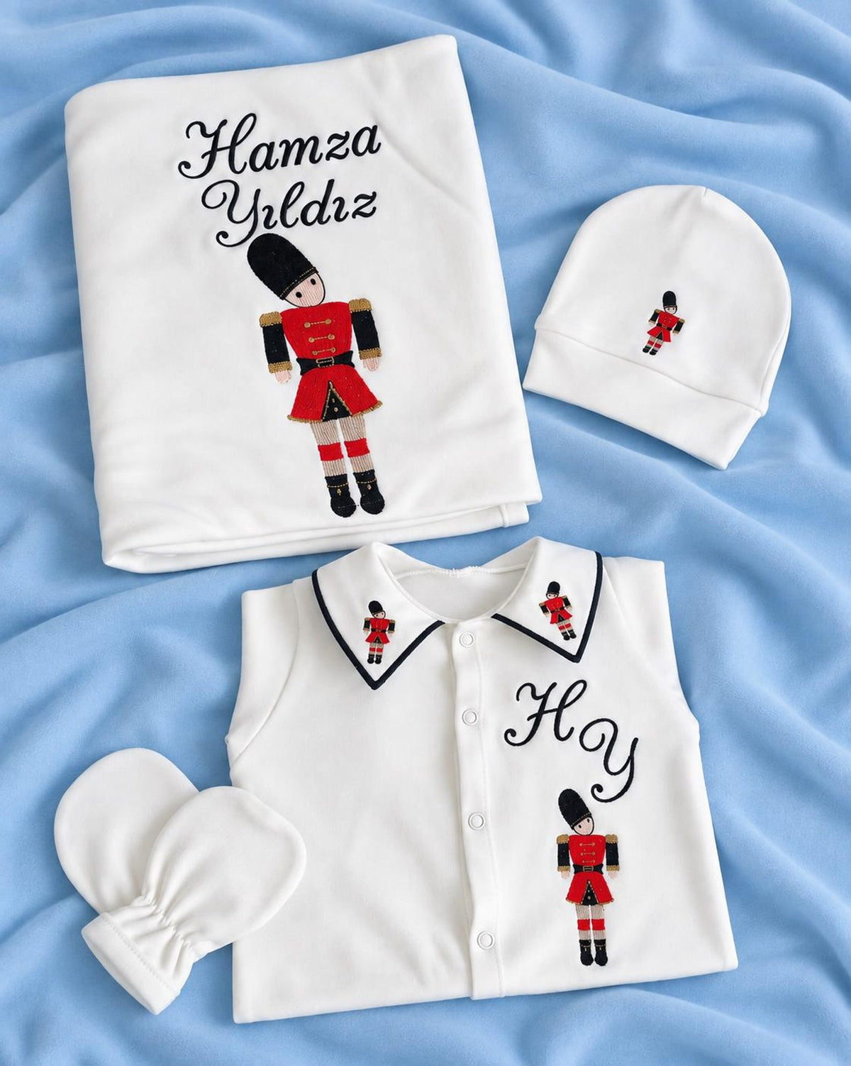 Zartlicht® Personalisierte Baby-Erstlingsausstattung aus Bio-Baumwoll-Jersey – 4-teiliges Set mit Wunschnamen & Doppel-Lagen Decke