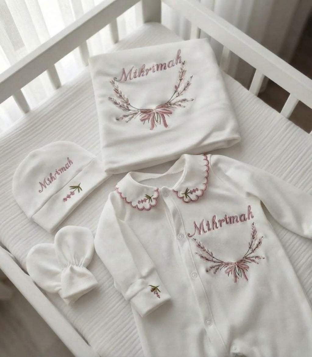 Zartlicht® Personalisierte Babyausstattung (4-teiliges Set) aus 100 % Bio-Baumwolle – Erstlingsset mit Strampler, Decke, Mütze & Fäustlingen mit Bestickung