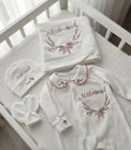 Zartlicht® Personalisierte Babyausstattung (4-teiliges Set) aus 100 % Bio-Baumwolle – Erstlingsset mit Strampler, Decke, Mütze & Fäustlingen mit Bestickung