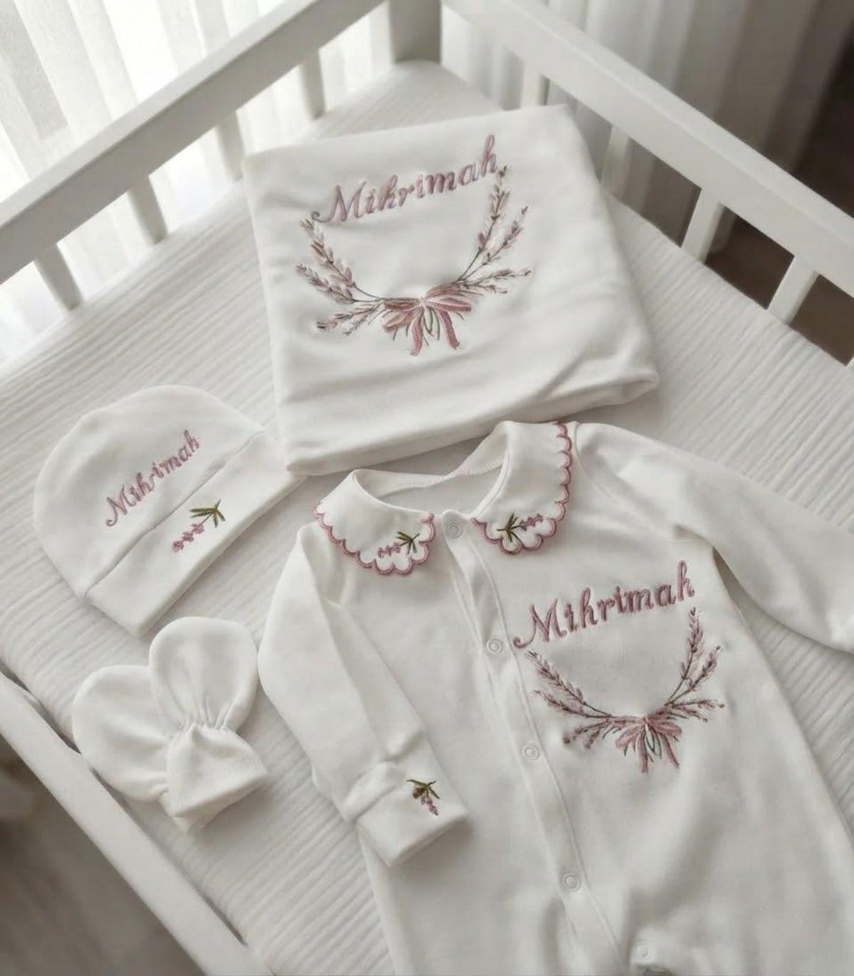 Zartlicht® Personalisierte Babyausstattung (4-teiliges Set) aus 100 % Bio-Baumwolle – Erstlingsset mit Strampler, Decke, Mütze & Fäustlingen mit Bestickung