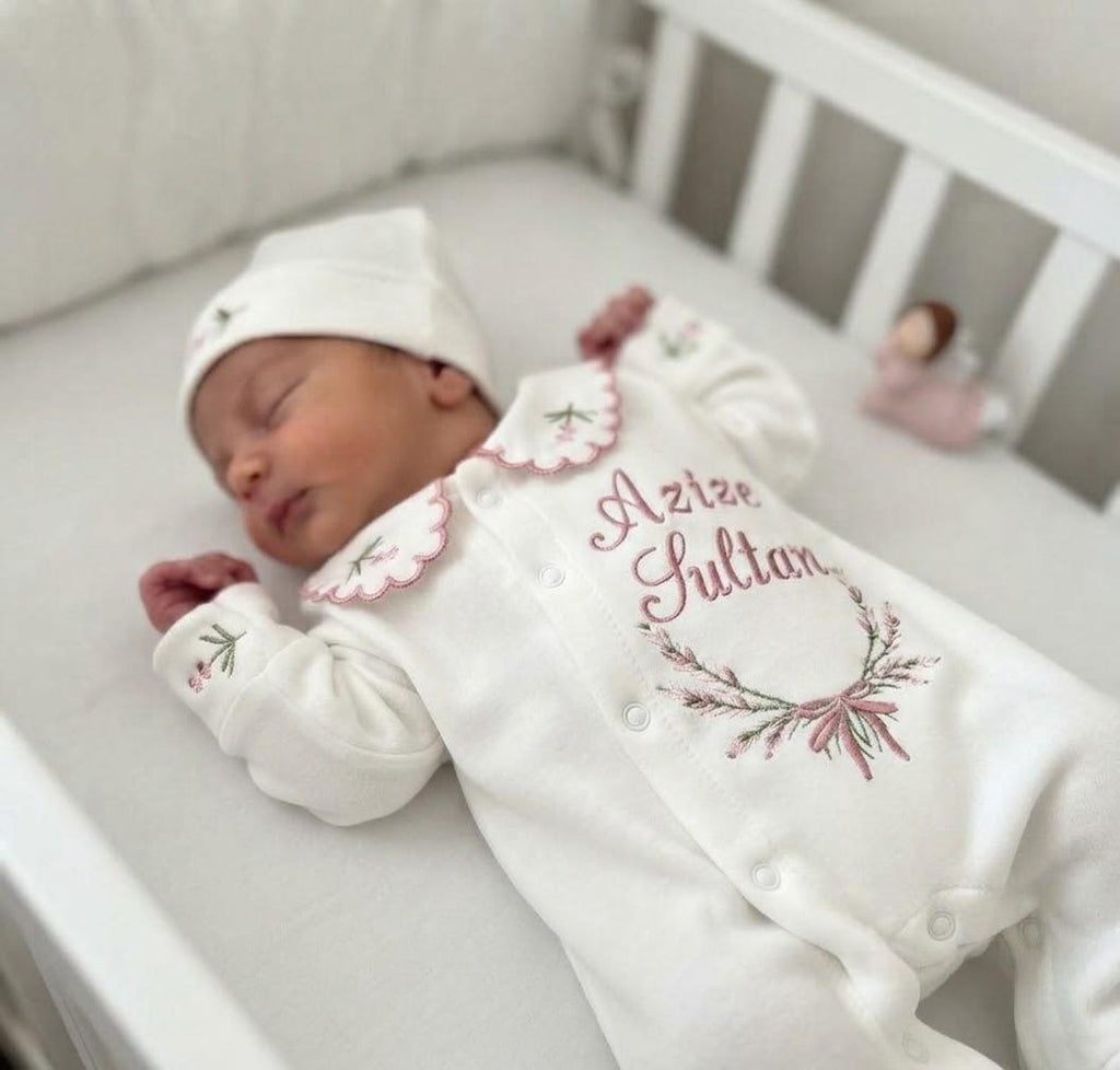 Zartlicht® Personalisierte Babyausstattung (4-teiliges Set) aus 100 % Bio-Baumwolle – Erstlingsset mit Strampler, Decke, Mütze & Fäustlingen mit Bestickung