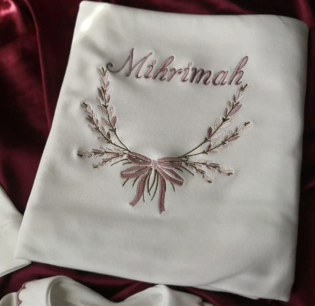 Zartlicht® Personalisierte Babyausstattung (4-teiliges Set) aus 100 % Bio-Baumwolle – Erstlingsset mit Strampler, Decke, Mütze & Fäustlingen mit Bestickung