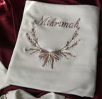 Zartlicht® Personalisierte Babyausstattung (4-teiliges Set) aus 100 % Bio-Baumwolle – Erstlingsset mit Strampler, Decke, Mütze & Fäustlingen mit Bestickung