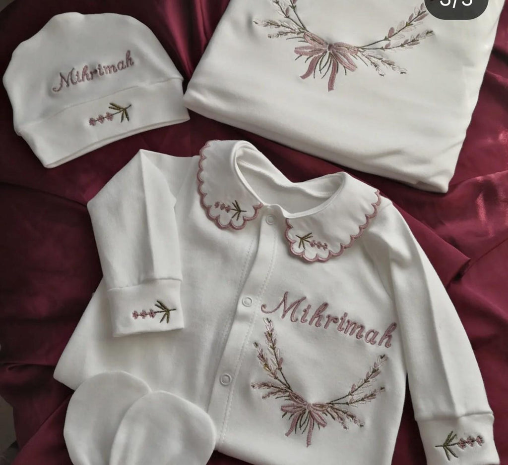 Zartlicht® Personalisierte Babyausstattung (4-teiliges Set) aus 100 % Bio-Baumwolle – Erstlingsset mit Strampler, Decke, Mütze & Fäustlingen mit Bestickung