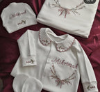 Zartlicht® Personalisierte Babyausstattung (4-teiliges Set) aus 100 % Bio-Baumwolle – Erstlingsset mit Strampler, Decke, Mütze & Fäustlingen mit Bestickung
