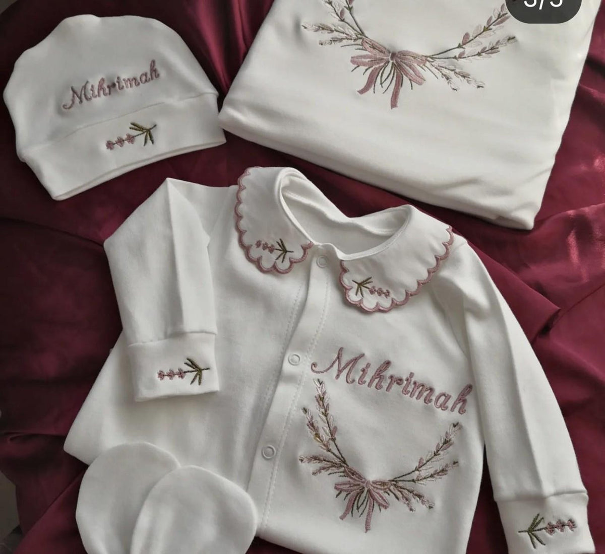 Zartlicht® Personalisierte Babyausstattung (4-teiliges Set) aus 100 % Bio-Baumwolle – Erstlingsset mit Strampler, Decke, Mütze & Fäustlingen mit Bestickung