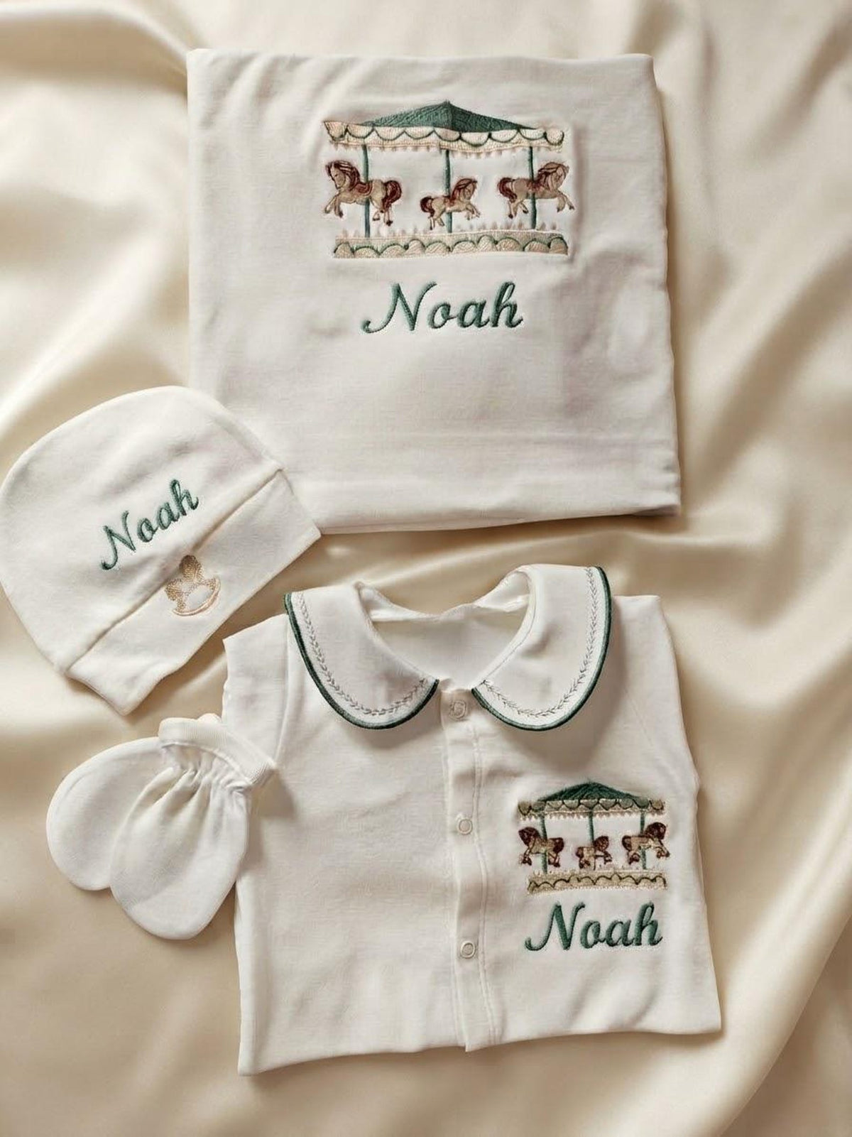 Zartlicht® Personalisierte Baby-Erstlingsausstattung aus Bio-Baumwoll-Jersey – 4-teiliges Set mit Wunschnamen & Doppel-Lagen Decke
