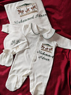 Zartlicht® Personalisierte Baby-Erstlingsausstattung aus Bio-Baumwoll-Jersey – 4-teiliges Set mit Wunschnamen & Doppel-Lagen Decke