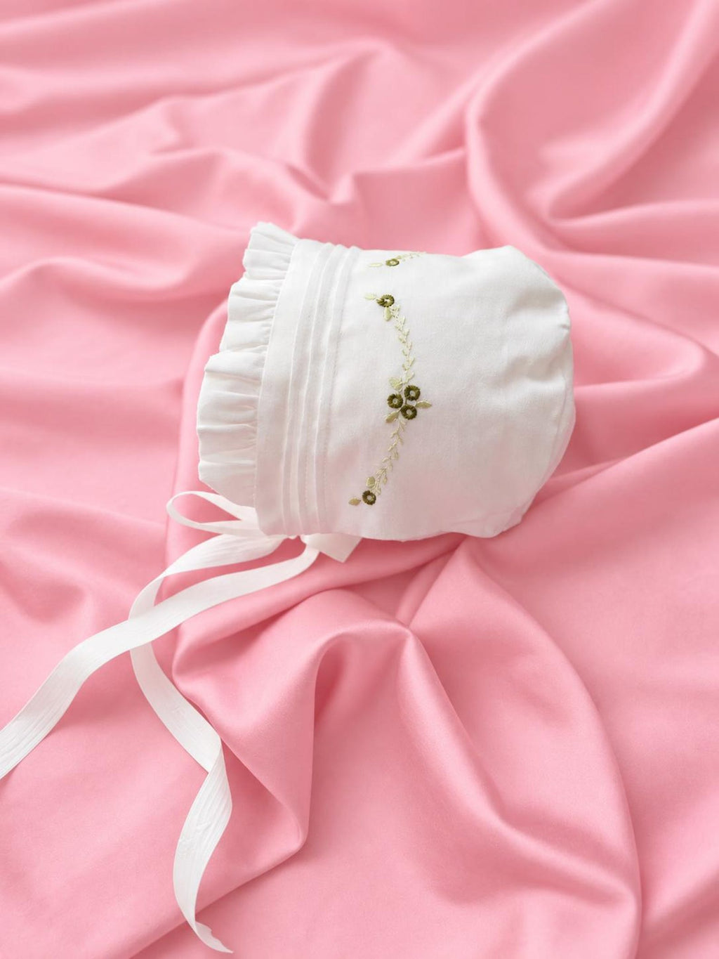 Zartlicht® Personalisierte Baby-Mütze im Vintage-Stil aus Baumwoll-Satin – Klassische Taufmütze & Erstlingshaube mit Klöppelspitze
