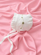 Zartlicht® Personalisierte Baby-Mütze im Vintage-Stil aus Baumwoll-Satin – Klassische Taufmütze & Erstlingshaube mit Klöppelspitze