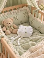 Zartlicht® Personalisierte Baby-Mütze im Vintage-Stil aus Baumwoll-Satin – Klassische Taufmütze & Erstlingshaube mit Klöppelspitze