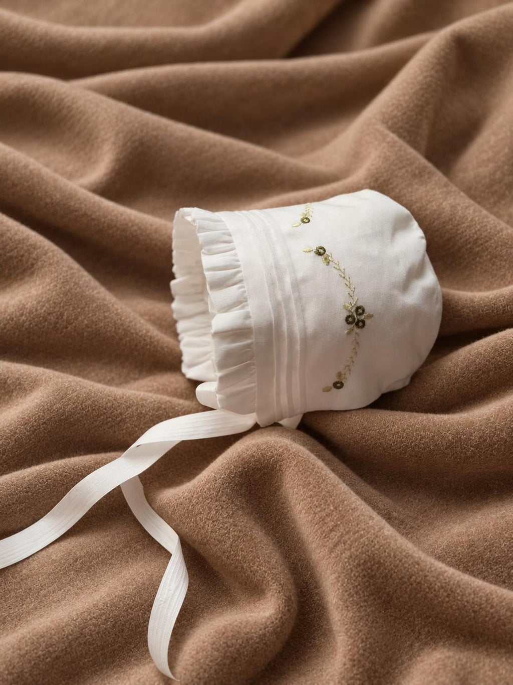 Zartlicht® Personalisierte Baby-Mütze im Vintage-Stil aus Baumwoll-Satin – Klassische Taufmütze & Erstlingshaube mit Klöppelspitze