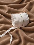 Zartlicht® Personalisierte Baby-Mütze im Vintage-Stil aus Baumwoll-Satin – Klassische Taufmütze & Erstlingshaube mit Klöppelspitze