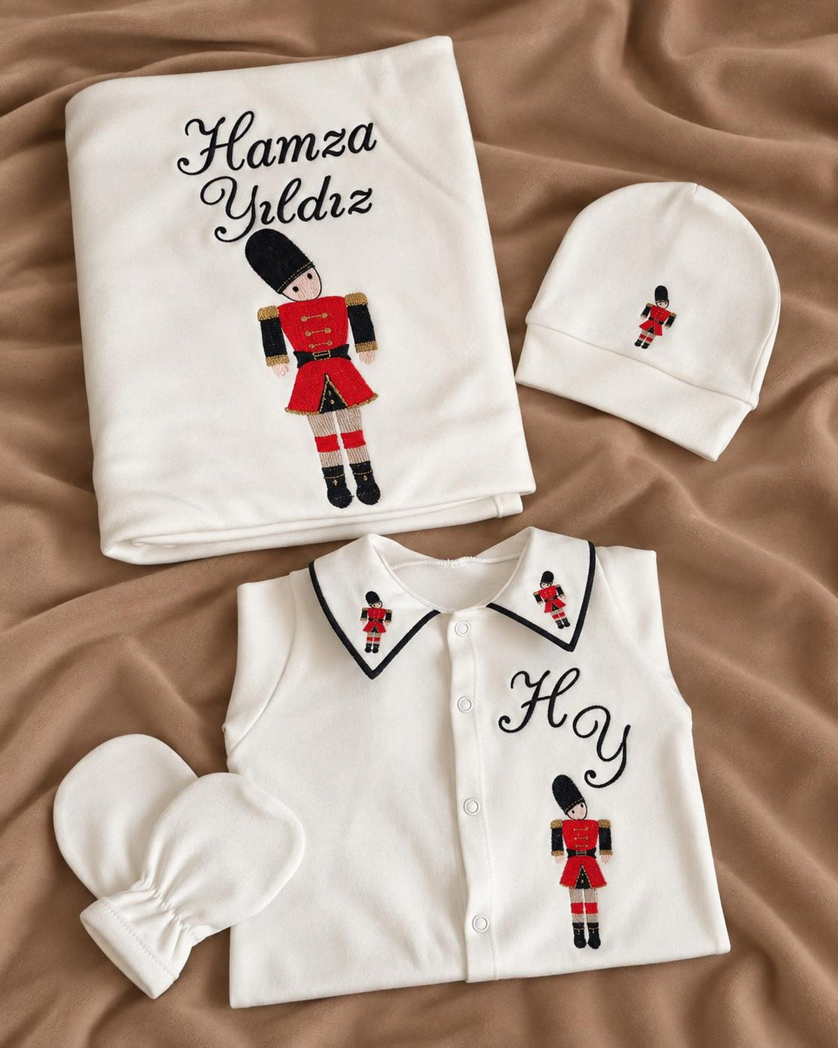 Zartlicht® Personalisierte Baby-Erstlingsausstattung aus Bio-Baumwoll-Jersey – 4-teiliges Set mit Wunschnamen & Doppel-Lagen Decke